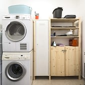 Hauswirtschaftsraum mit Trockner und Waschmaschine